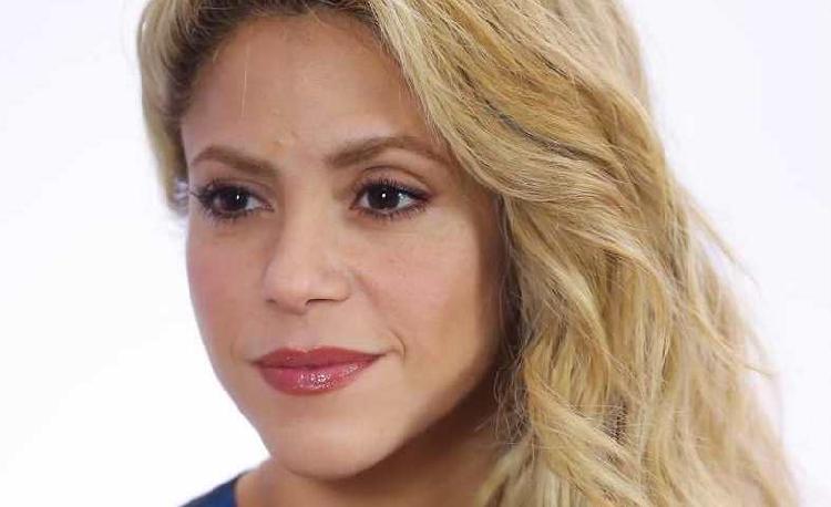 Shakira manda mensaje a su suegra (VIDEO)
