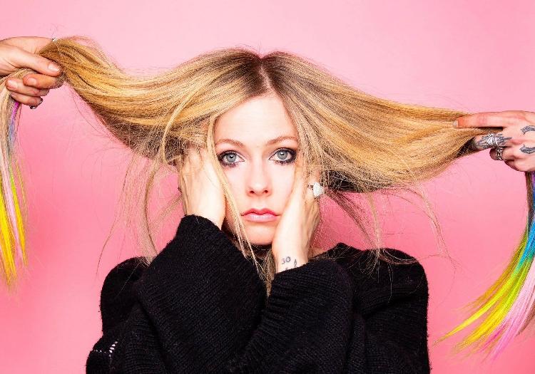 Avril Lavigne reaparece luciendo más joven (VIDEO)