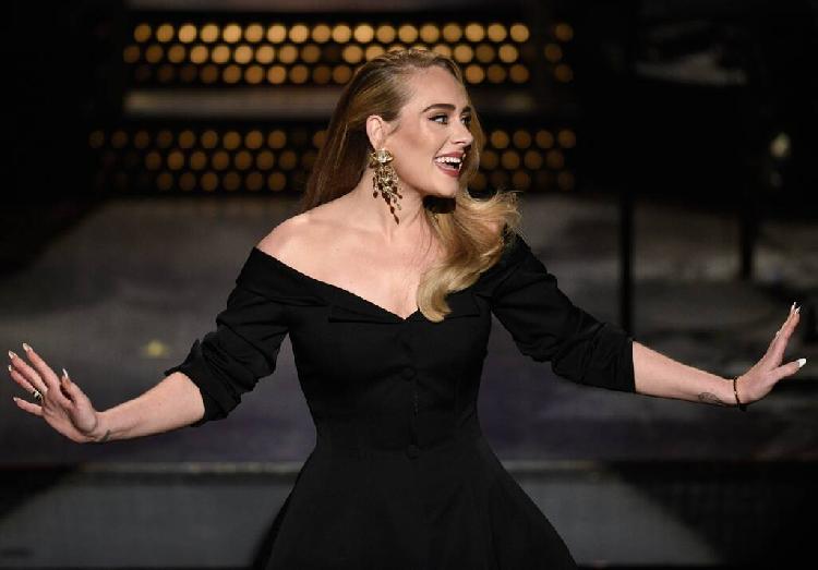 Adele reaparece y bromea con su pérdida de peso (VIDEO)