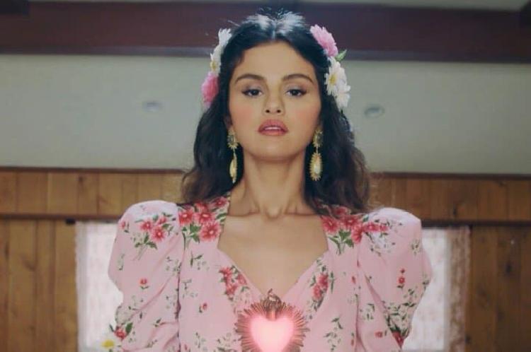 Selena sorprende con nueva canción en español (VIDEO)